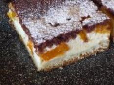 Dvojfarebný koláč s tvarohom a ovocím