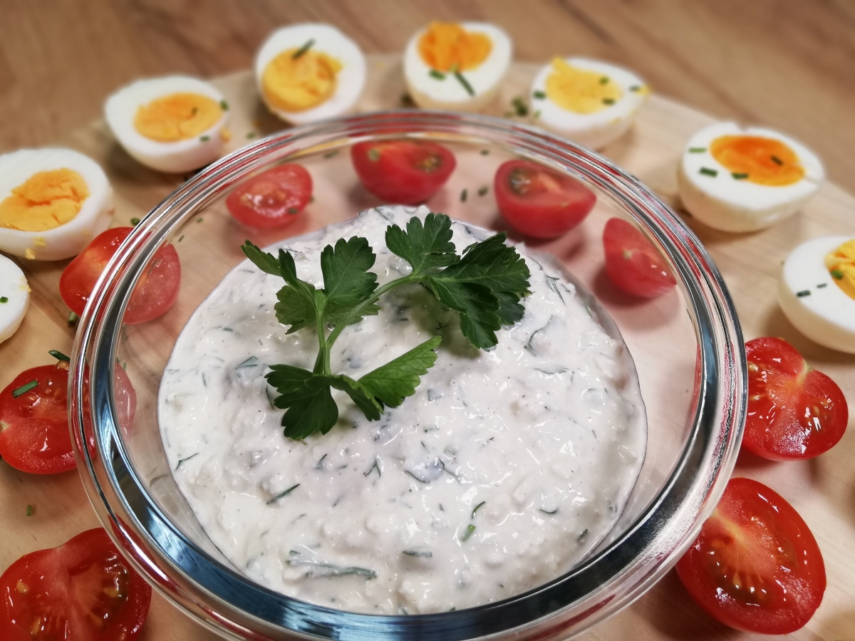 Vajíčka s bylinkovou omáčkou