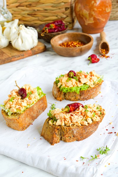Bruschetta s vegánskym chilli syrom